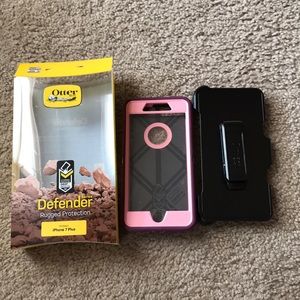 Iphone 7 plus otter box case with pop socket!